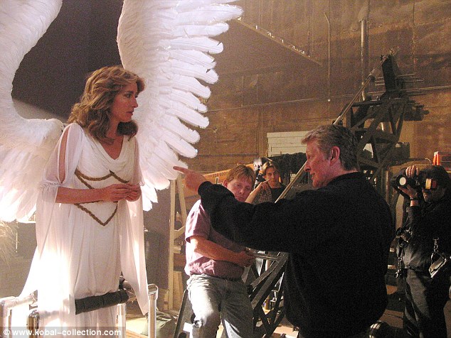 235493E200000578-2846306-Mike_Nichols_directs_Emma_Thompson_in_TV_mini_series_Angels_In_A-21_1416761362334
